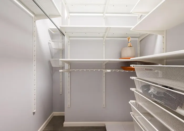 Brodnowski Urban Jungle By Bookinghost * Varsavia